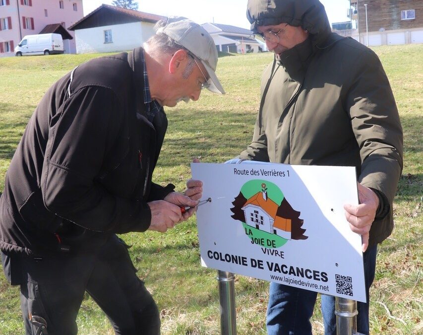 Nouveau panneau à l’entrée de la Colo